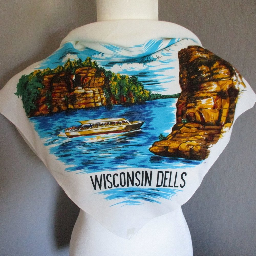 **2/12$** 1970s souvenir scarf of the Wisconsin Dells